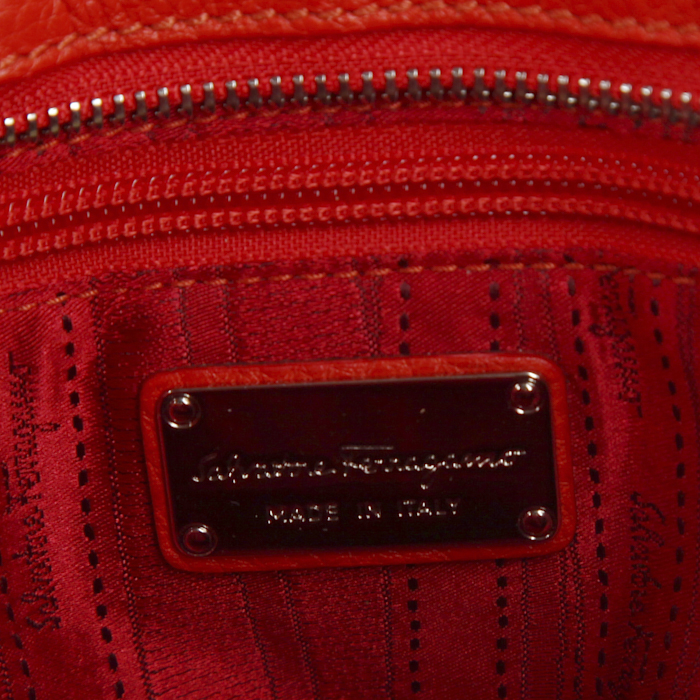 Bolso de mano Salvatore Ferragamo Sofia modelo grande en cuero granulado rojo - Detail D3