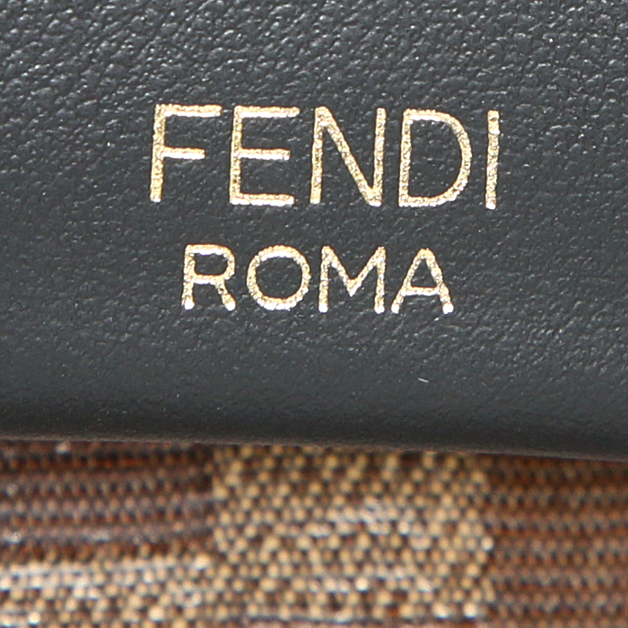 Étui Fendi Defender moyen en toile monogram enduite marron et cuir noir - Detail D2