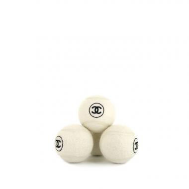 Chanel, lot de quatre balles de tennis avec leur étui en toile enduite