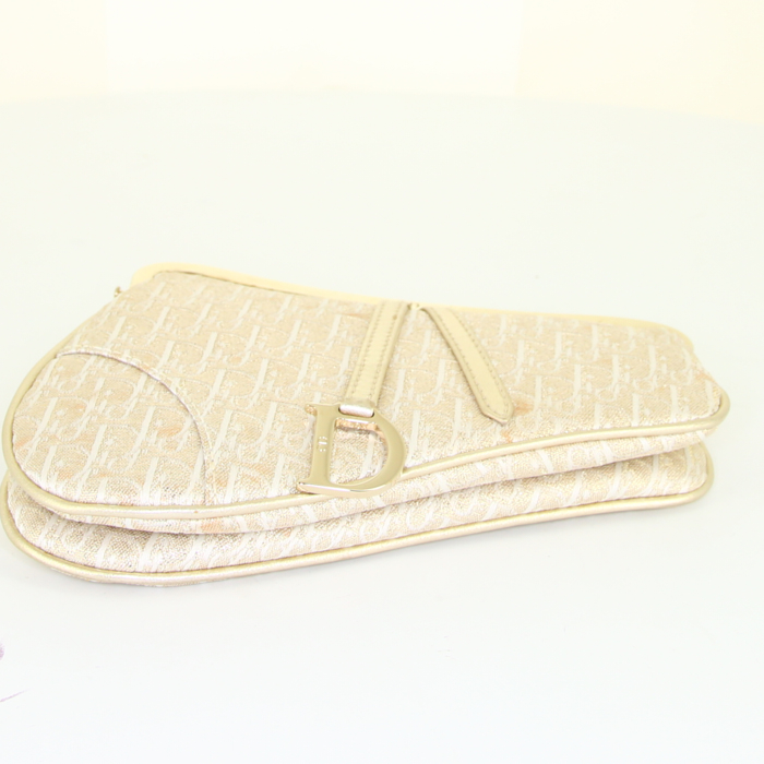 Clutch de noche Dior Saddle en lona Monogram Oblique dos tonos beige y dorada y cuero dorado - Detail D4