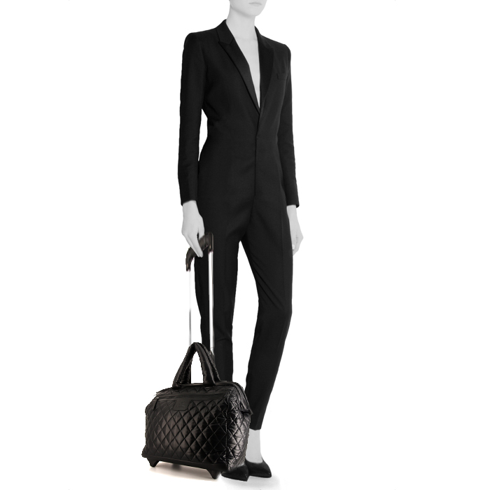 Valise cabine Chanel Coco Cocoon en toile matelassée noire et cuir noir - Detail D1