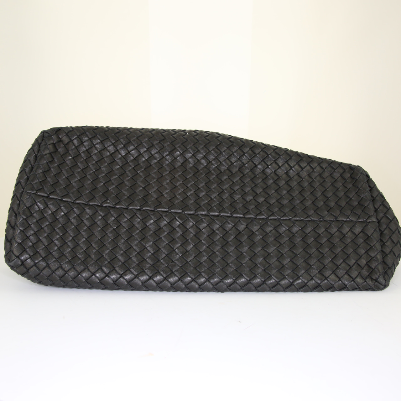 Bottega Veneta Cadat medium model shopping bag in black braided leather - Detail D4