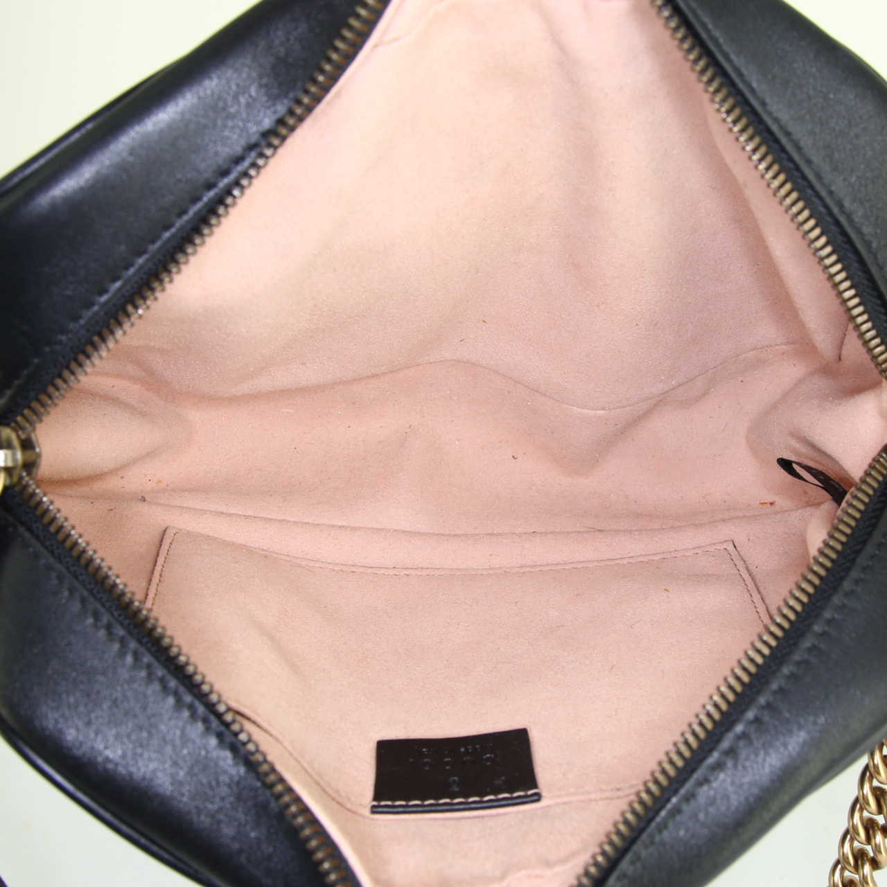 Borsa a tracolla Gucci GG Marmont modello piccolo in pelle trapuntata nera con decori geometrici - Detail D2