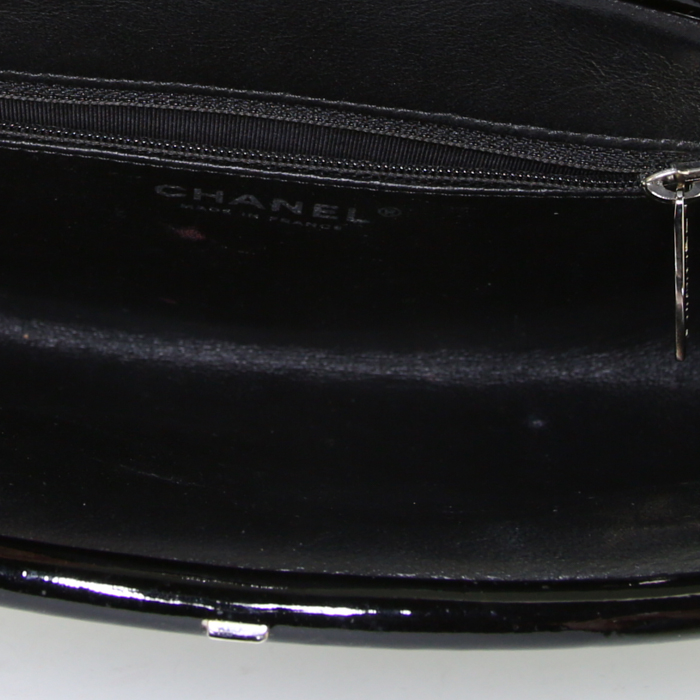 Bolsito de mano Chanel en charol acolchado negro - Detail D2