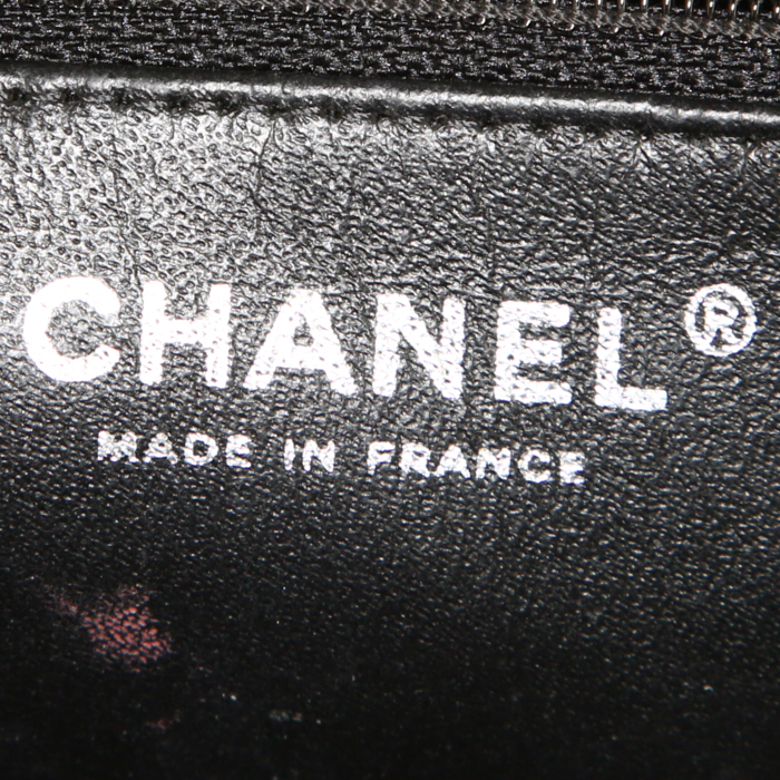 Chanel pouch in black patent quilted leather - Detail D3