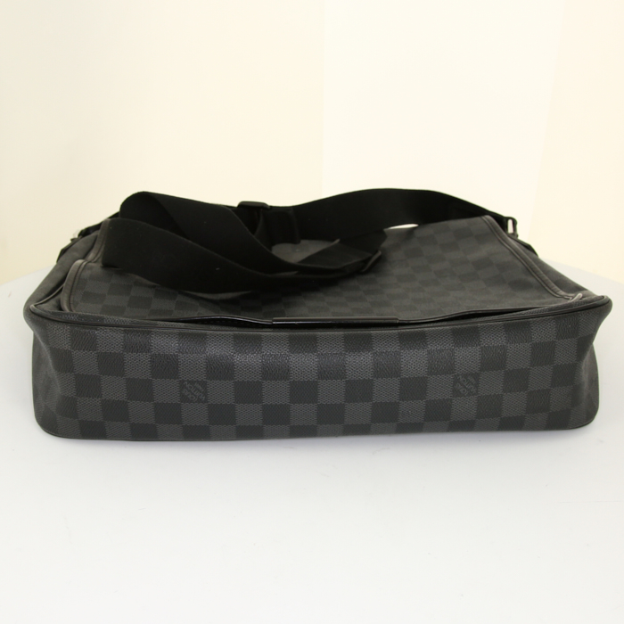 Sac bandoulière Louis Vuitton Bastille en toile damier enduite grise et cuir noir - Detail D4