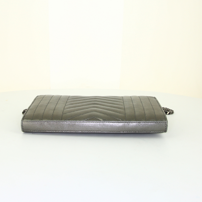 Saint Laurent Enveloppe shoulder bag in silver glittering leather - Detail D5