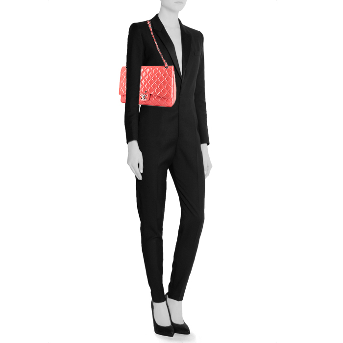 Bolso de mano Chanel Timeless Maxi Jumbo en charol acolchado rosa - Detail D1