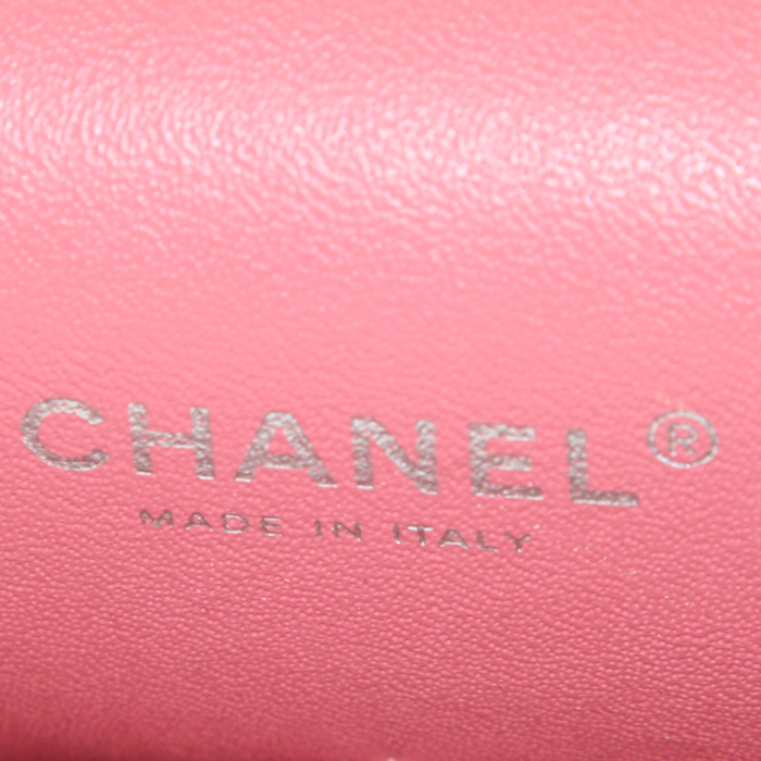 Sac à main Chanel Timeless Maxi Jumbo en cuir verni matelassé rose - Detail D4