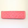 Bolso de mano Chanel Timeless Maxi Jumbo en charol acolchado rosa - Detail D5 thumbnail