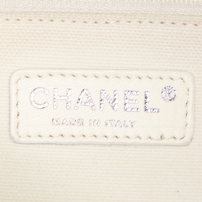 Sac à main Chanel Timeless en cuir noir - Detail D4