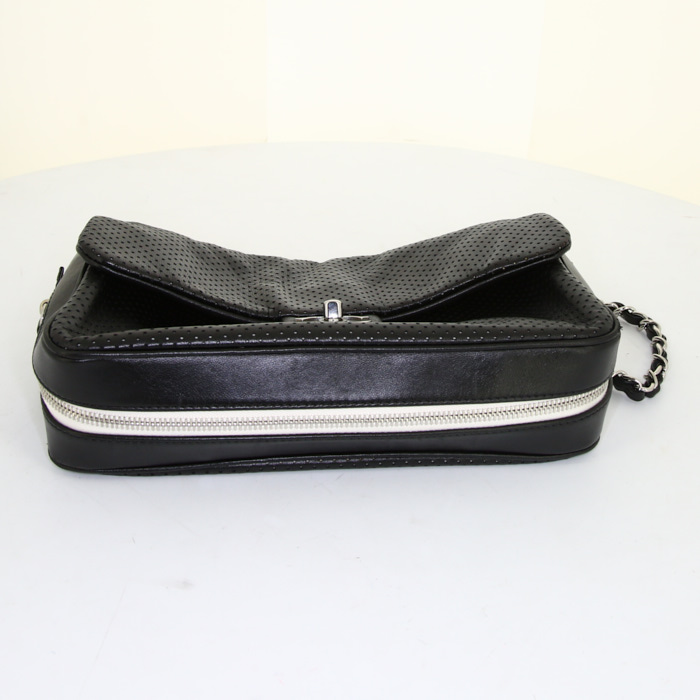 Sac à main Chanel Timeless en cuir noir - Detail D5