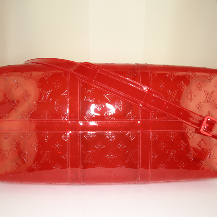 Louis Vuitton Keepall Editions Limitées travel bag in red shading vinyl and red vinyl - Detail D5