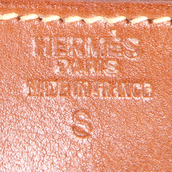 Bolsito de mano Hermes Rio modelo grande en cuero Barenia marrón - Detail D3
