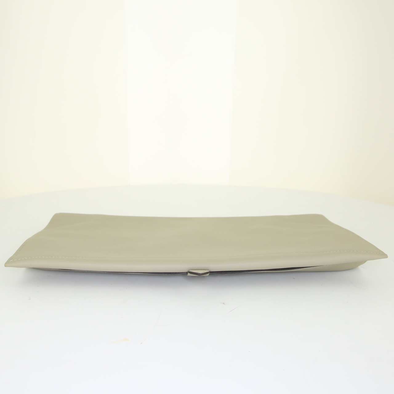 Bolsito de mano Hermès Pliplat en cuero swift verde Sauge - Detail D5