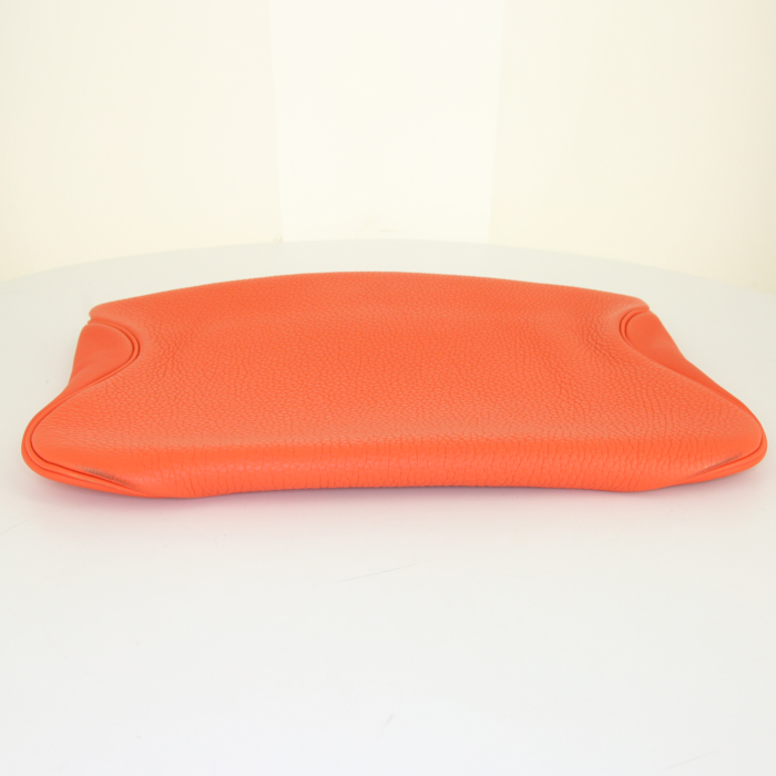 Bolsito de mano Hermès Virevolte en cuero togo Bougainvillea y cuero natural - Detail D5