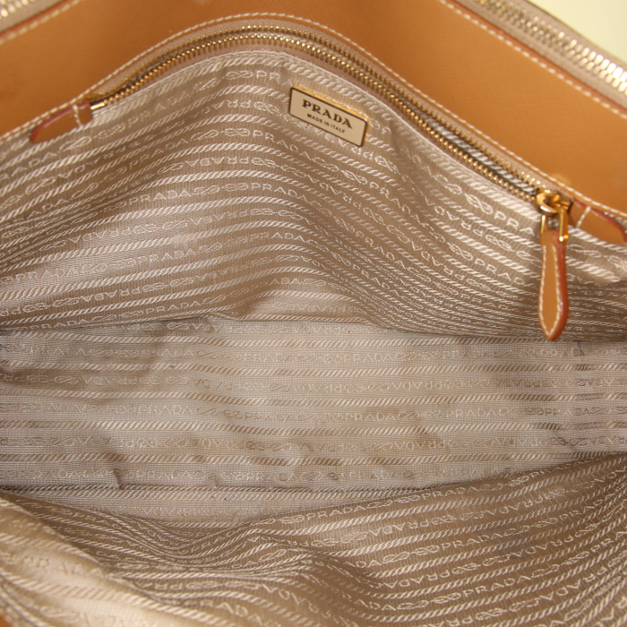 Sac à main Prada Galleria grand modèle en cuir saffiano marron - Detail D2