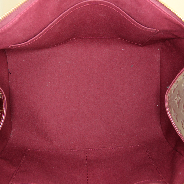 Sac porté épaule ou main Louis Vuitton Sheerwood en cuir verni monogram violet - Detail D2
