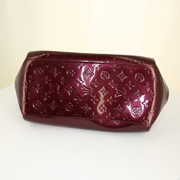 Sac porté épaule ou main Louis Vuitton Sheerwood en cuir verni monogram violet - Detail D4