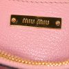 Bolso bandolera Miu Miu en cuero rosa - Detail D4 thumbnail