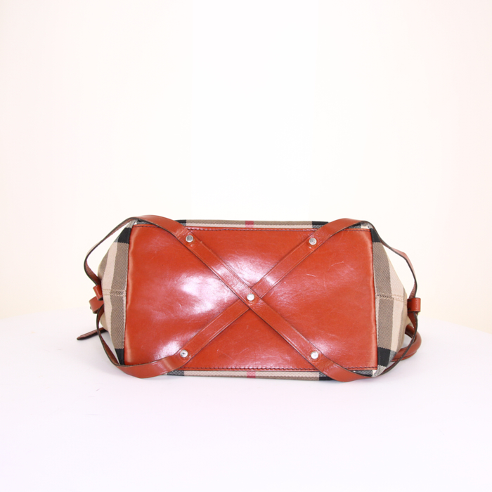 Bolso para llevar al hombro o en la mano Burberry Salisbury en lona Haymarket beige y cuero esmaltado naranja - Detail D4