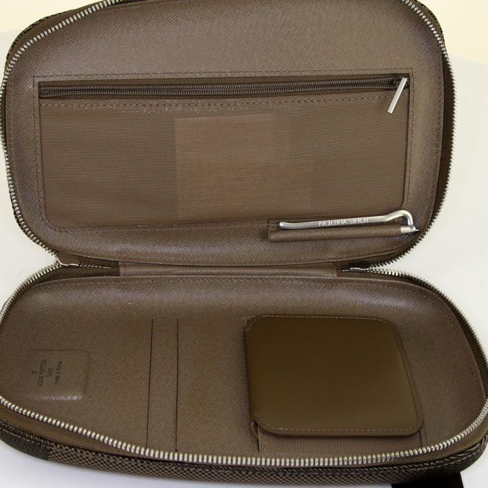 Bolso bandolera Louis Vuitton Geant Mage en lona color topo y lona marrón - Detail D2