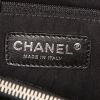 Bolso para llevar al hombro o en la mano Chanel Shopping GST modelo grande en charol acolchado negro - Detail D3 thumbnail