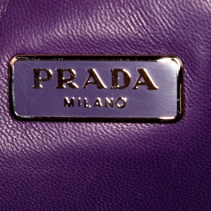 Sac porté épaule ou main Prada en cuir violet - Detail D3