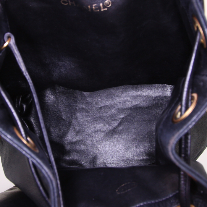 Sac bandoulière Chanel Vintage en cuir noir - Detail D2