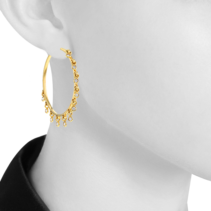 Paire de créoles Dior Coquine grand modèle en or jaune et diamants - Detail D1