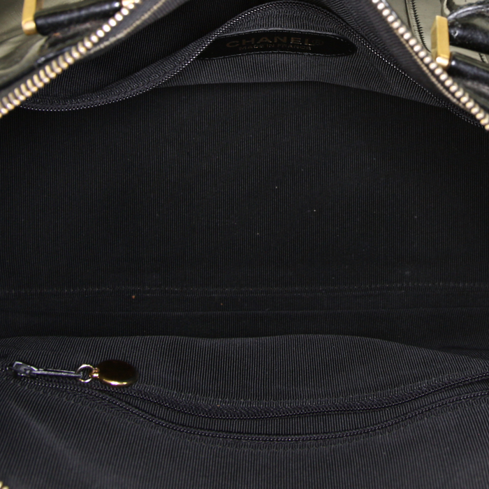Bolso 24 horas Chanel Boston en charol negro - Detail D3