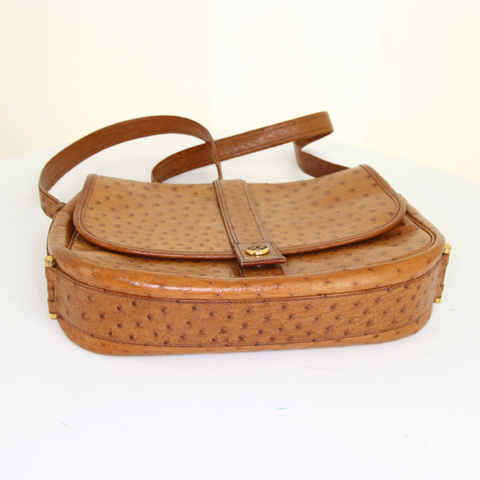 Bolso para llevar al hombro Hermes Nouméa en avestruz color oro - Detail D4