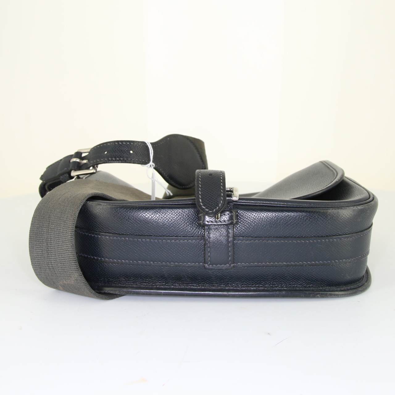 Sac bandoulière Hermès Cartouchière en cuir epsom bleu-marine et toile noire - Detail D4