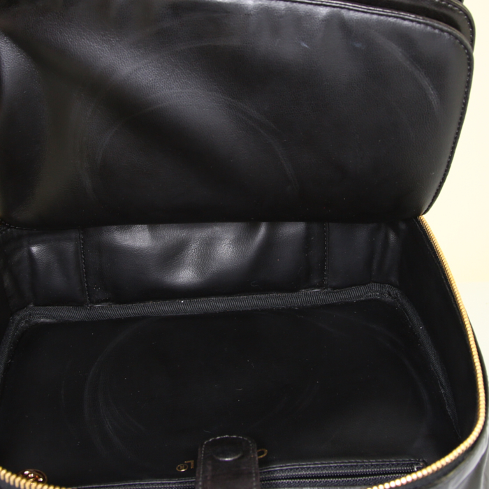 Bolso bandolera Chanel Vanity en charol negro - Detail D3