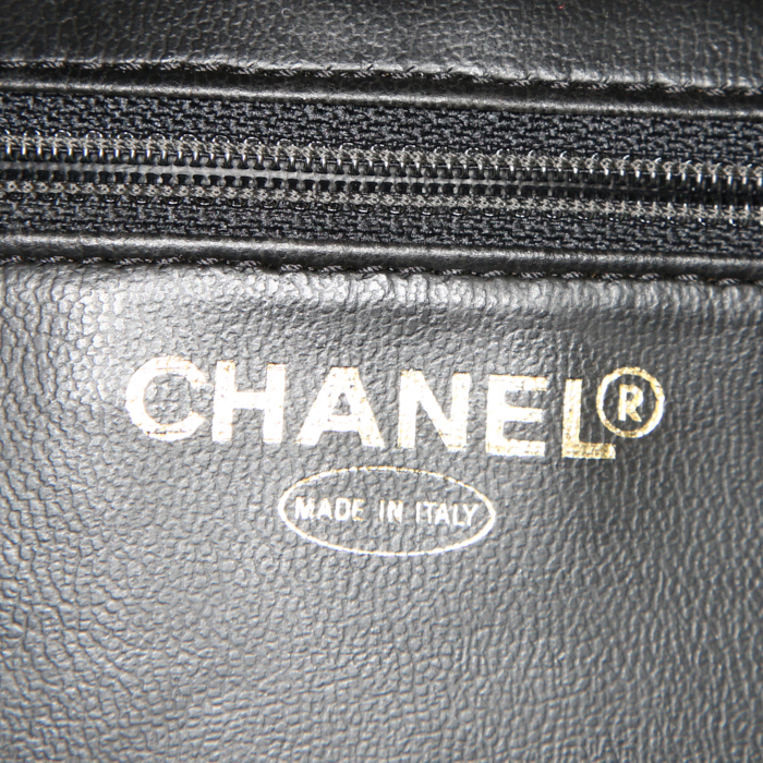Sac bandoulière Chanel Vanity en cuir verni noir - Detail D4