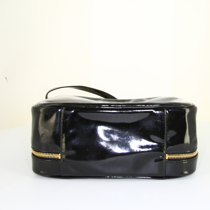 Sac bandoulière Chanel Vanity en cuir verni noir - Detail D5