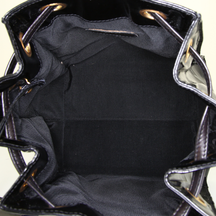 Sac porté épaule Chanel Petit Shopping en cuir verni noir - Detail D2