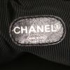 Bolso para llevar al hombro Chanel Petit Shopping en charol negro - Detail D3 thumbnail