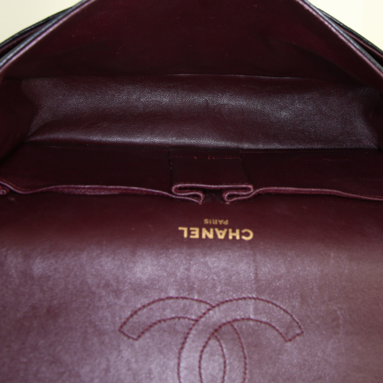 Bolso de mano Chanel Timeless en cuero acolchado negro - Detail D3