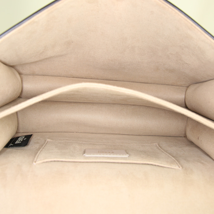 Bolso bandolera Fendi Kan I en cuero beige - Detail D3