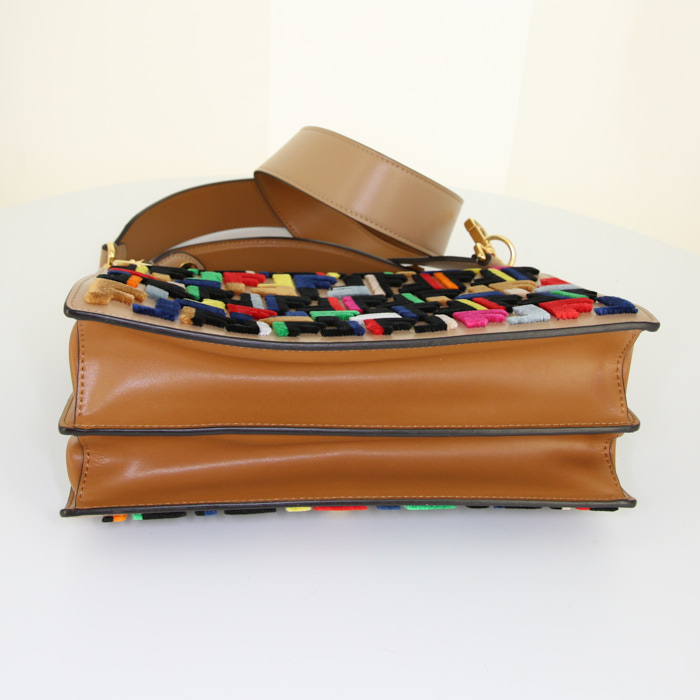 Sac bandoulière Fendi Kan I en cuir beige - Detail D5