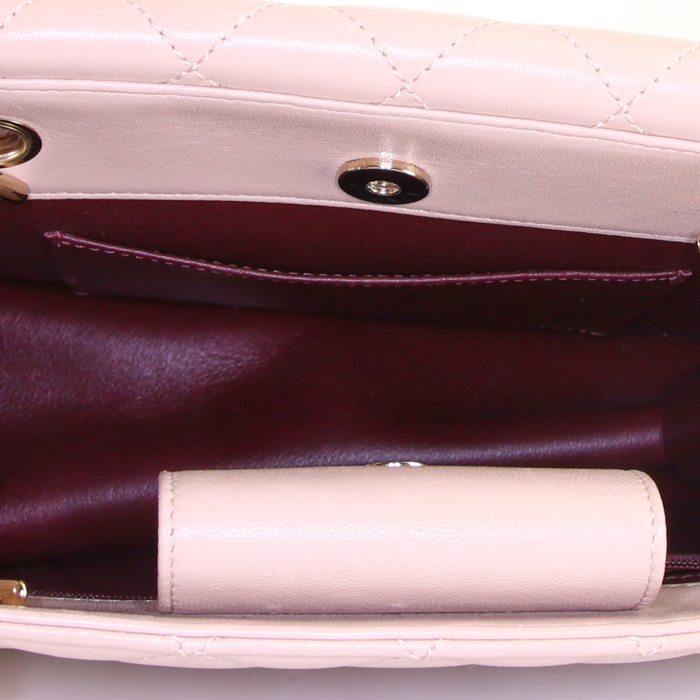 Bolso de mano Chanel Petit Shopping en cuero acolchado beige - Detail D2