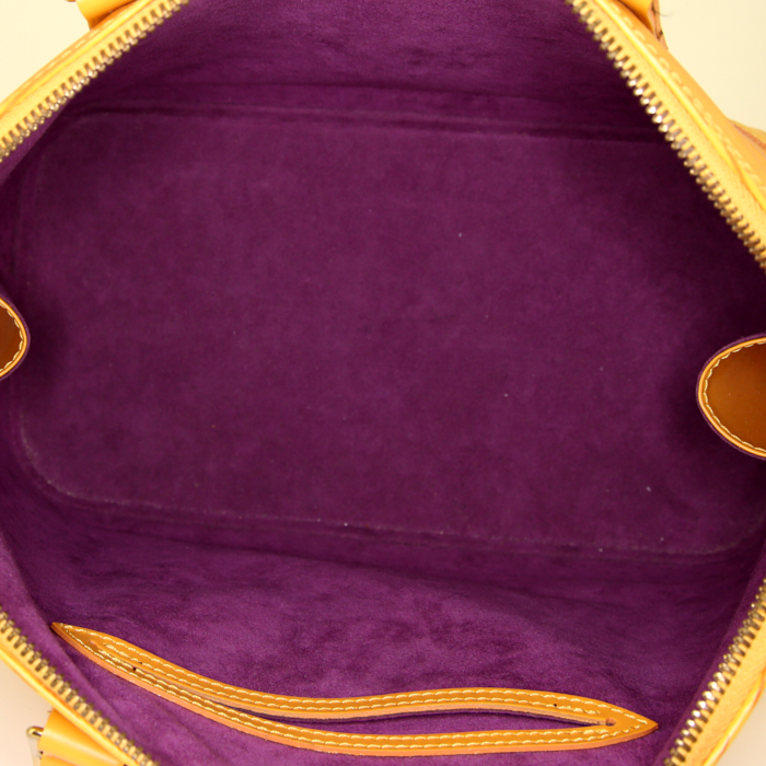 Sac à main Louis Vuitton Alma moyen modèle en cuir épi jaune - Detail D2