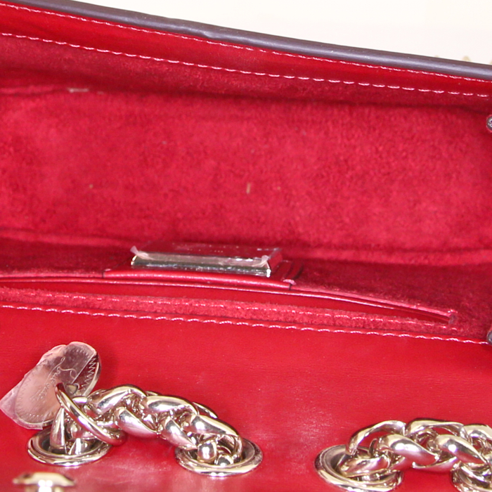 Borsa a tracolla Christian Louboutin Sweet Charity modello piccolo in pelle rossa con borchie - Detail D3