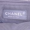 Borsa da spalla o a mano Chanel Executive in pelle martellata bianca - Detail D4 thumbnail