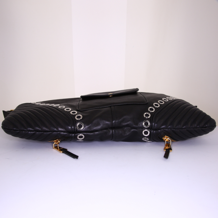 Sac porté épaule Miu Miu en cuir noir et cuir matelassé noir - Detail D4