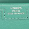 Bolsito de mano Hermes Jige en cuero togo verde - Detail D3 thumbnail