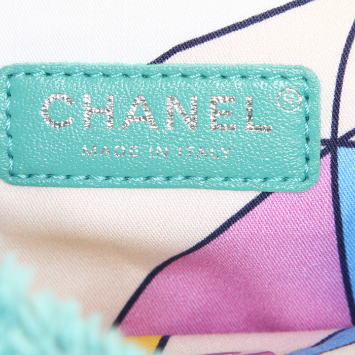 Bolso de mano Chanel Timeless en lona acolchada verde y cuero verde - Detail D4