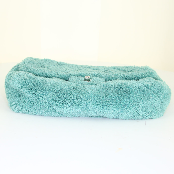 Bolso de mano Chanel Timeless en lona acolchada verde y cuero verde - Detail D5