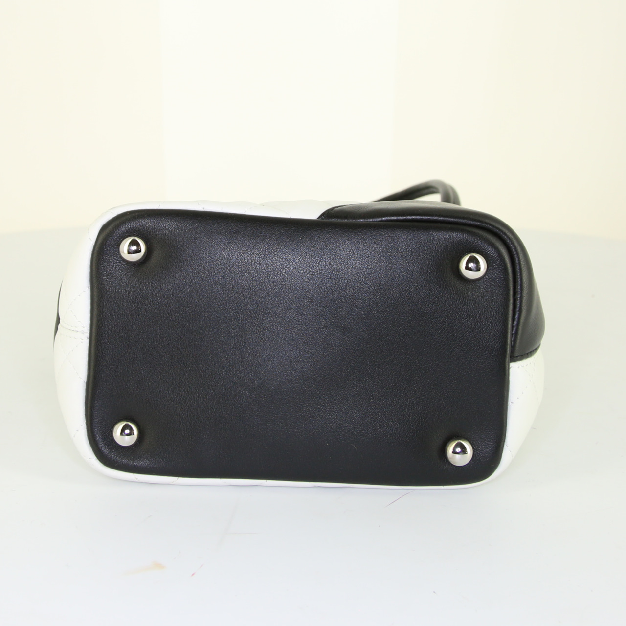 Bolso Cabás Chanel Cambon modelo pequeño en cuero acolchado blanco y negro - Detail D4